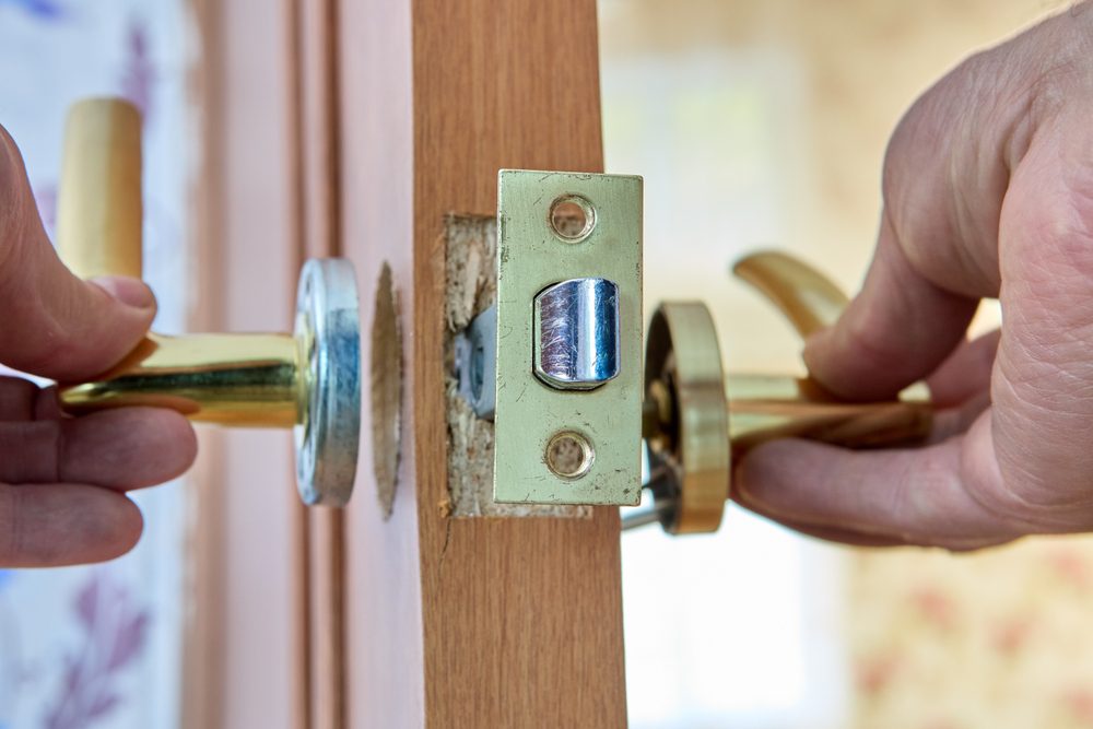door lever having guests